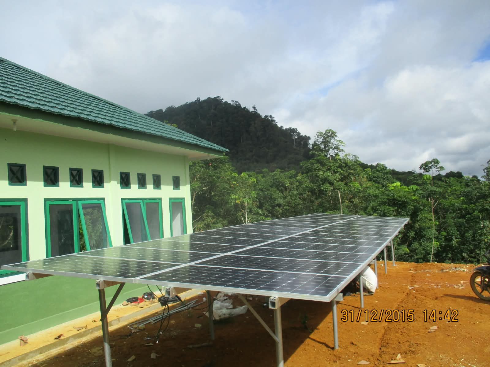 Panel surya terpasang di atas lahan berumput